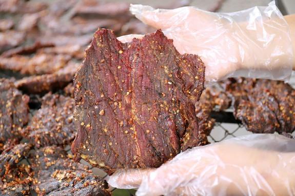 Đặc sản thịt bò gác bếp xứ Nghệ vào vụ Tết