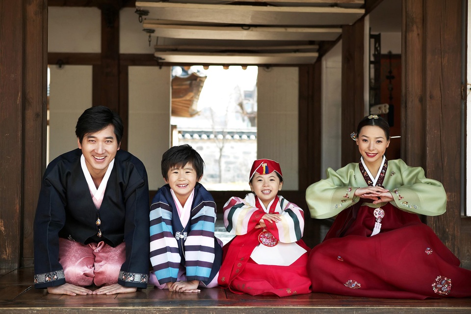 Hanbok là trang phục truyền thống ngày Tết của người dân Hàn Quốc
