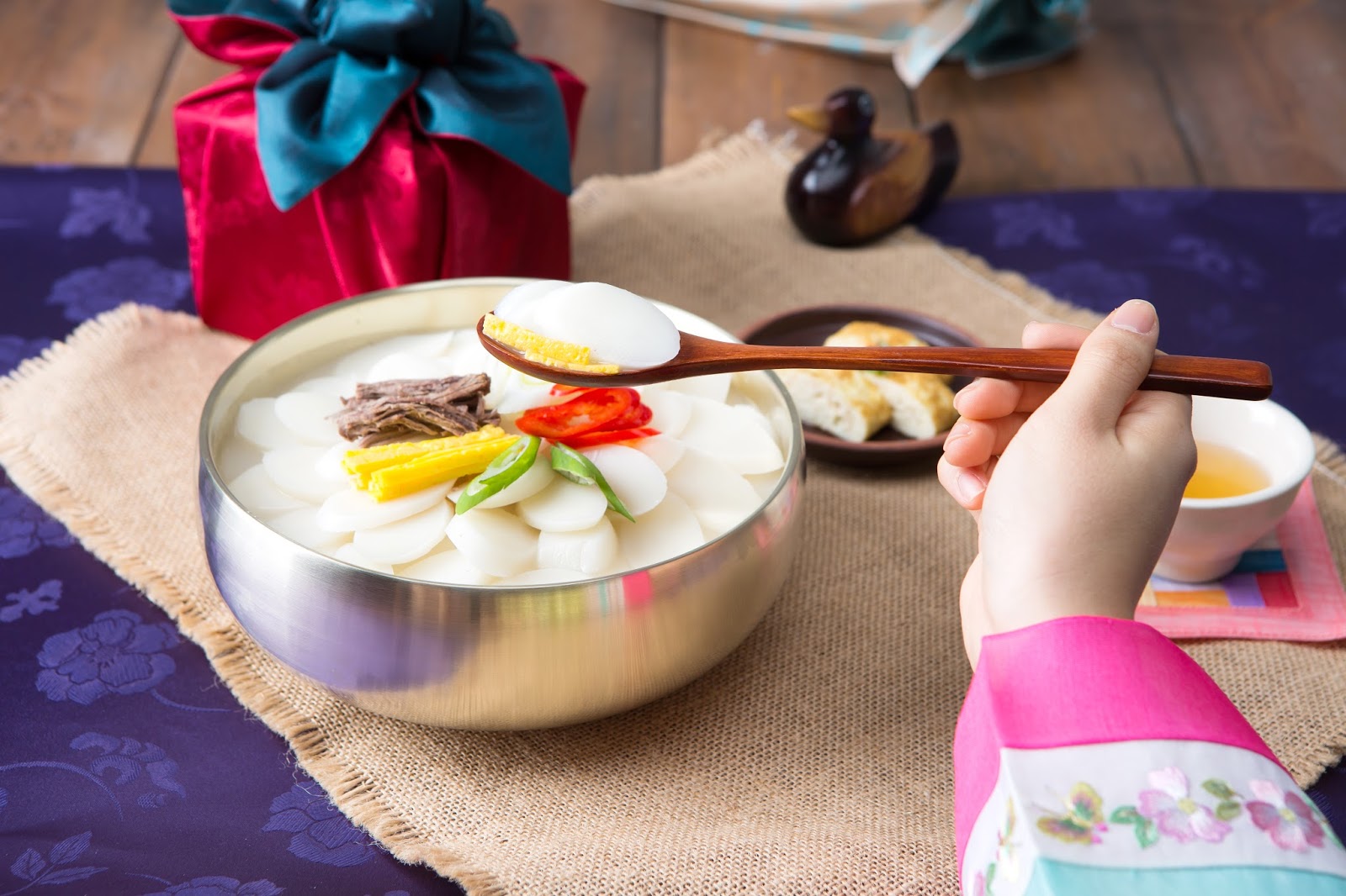 Người Hàn Quốc ăn canh bánh gạo với mong muốn có một năm mới thuận lợi, may mắn