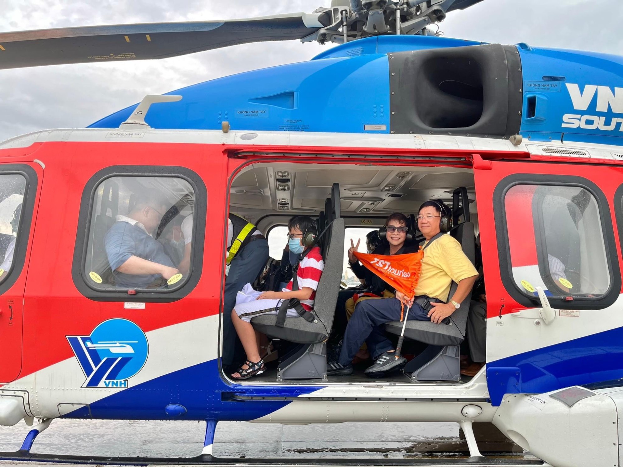 Hành khách trải nghiệm tour trực thăng tại TPHCM ngày 29/04/2022
