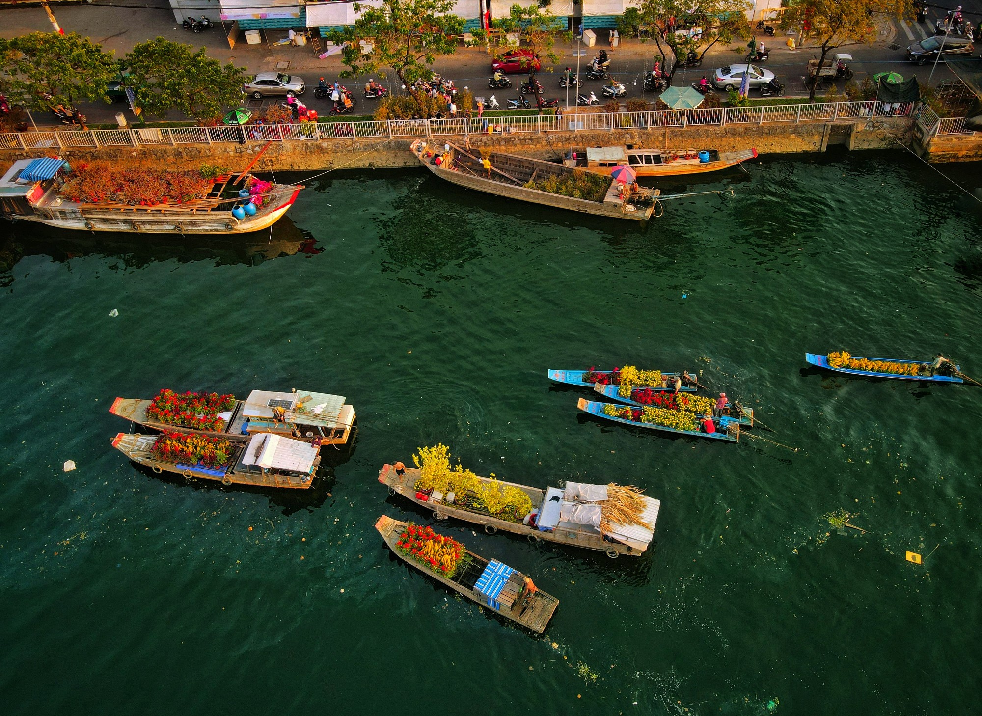 Nét tất bật của chợ hoa “trên bến dưới thuyền” những ngày giáp Tết