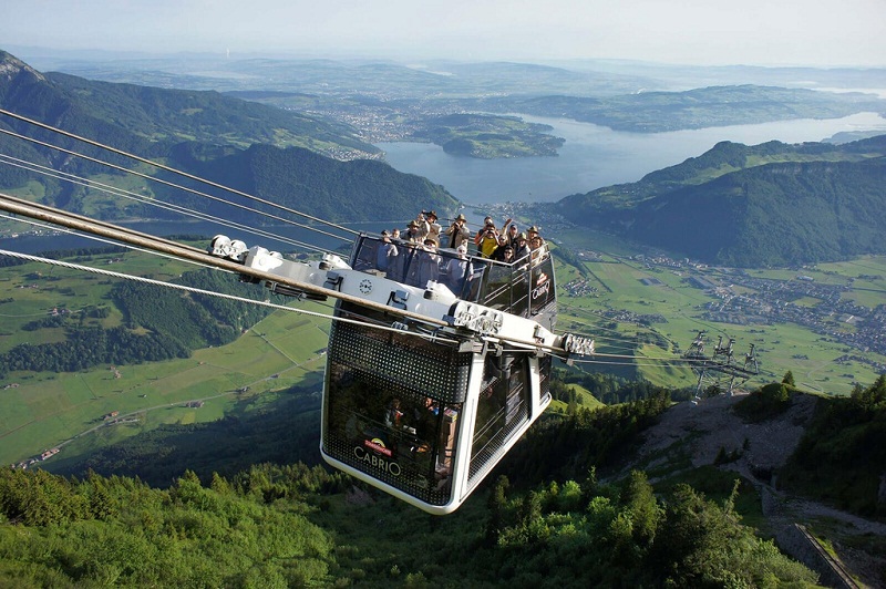 Cáp treo lên núi cho du khách ngồi trên nóc ở Thuỵ Sĩ