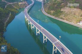 Khám phá xa lộ giữa sông được mệnh danh đẹp nhất Trung Quốc