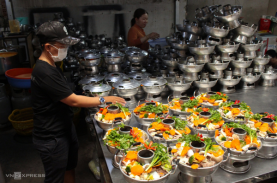 Quán ăn hút khách nhờ các món tiệc cưới miền Tây