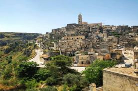 Thành phố hang động 9.000 năm tuổi ở Italy