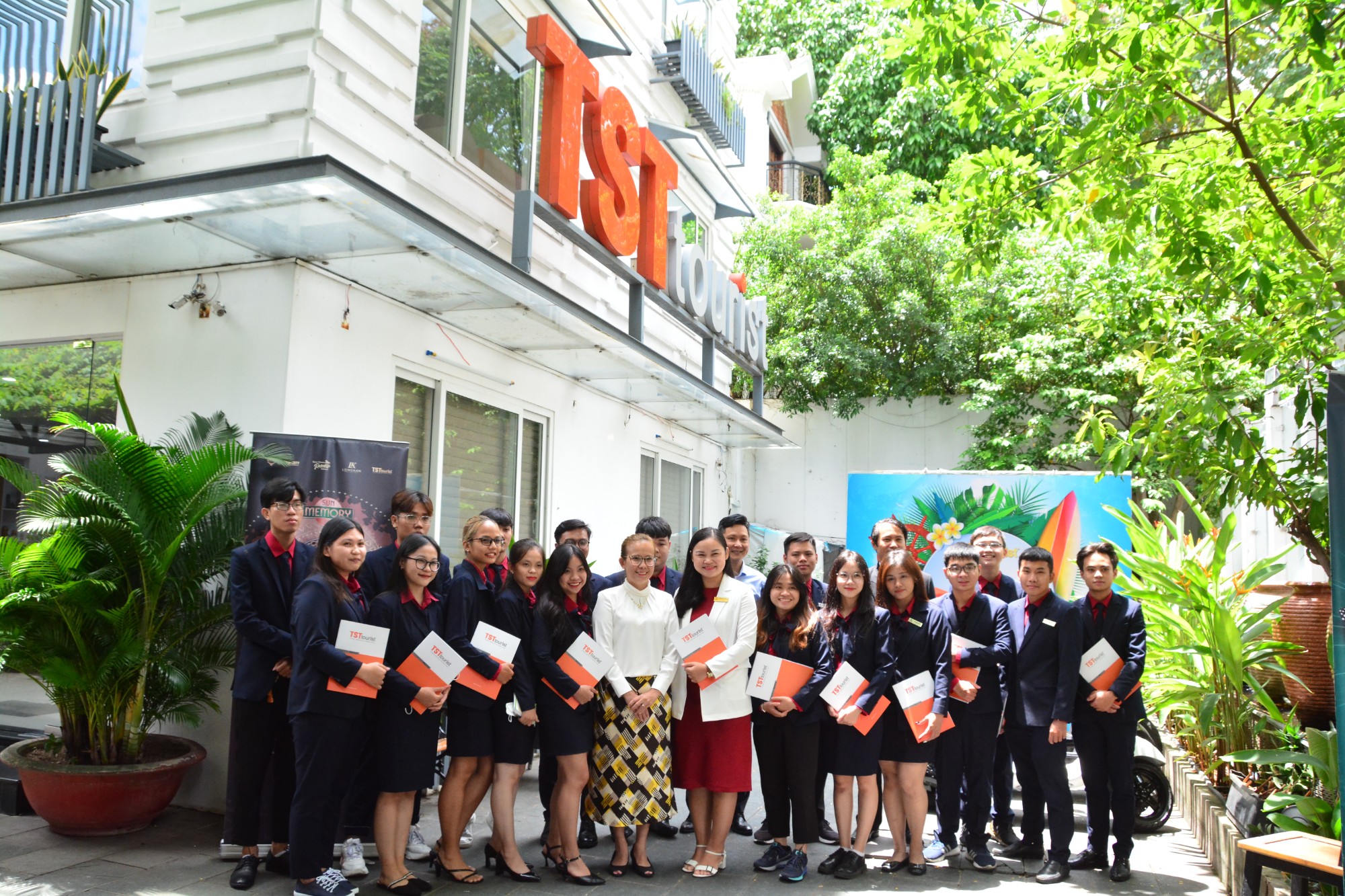TSTtourist đón tiếp Ban Đại diện và sinh viên ngành Du lịch Trường Đại học Kinh tế Tài chính TP.HCM (UEF)