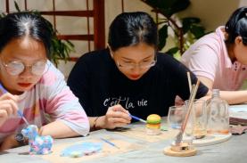 Quán cà phê tô tượng đưa khách về tuổi thơ