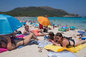 Hòn đảo ở Tây Ban Nha hỗn loạn vì du khách ùa tới nghỉ dưỡng