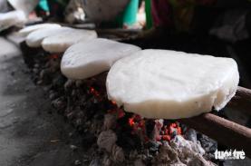 Thưởng thức bánh ngô dẻo thơm giữa chợ phiên Đồng Văn