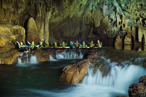 TSTtourist-quang-binh-canh-sac-hut-hon-khien-du-khach-chi-tien-trieu-de-an-hang-ngu-dong-2