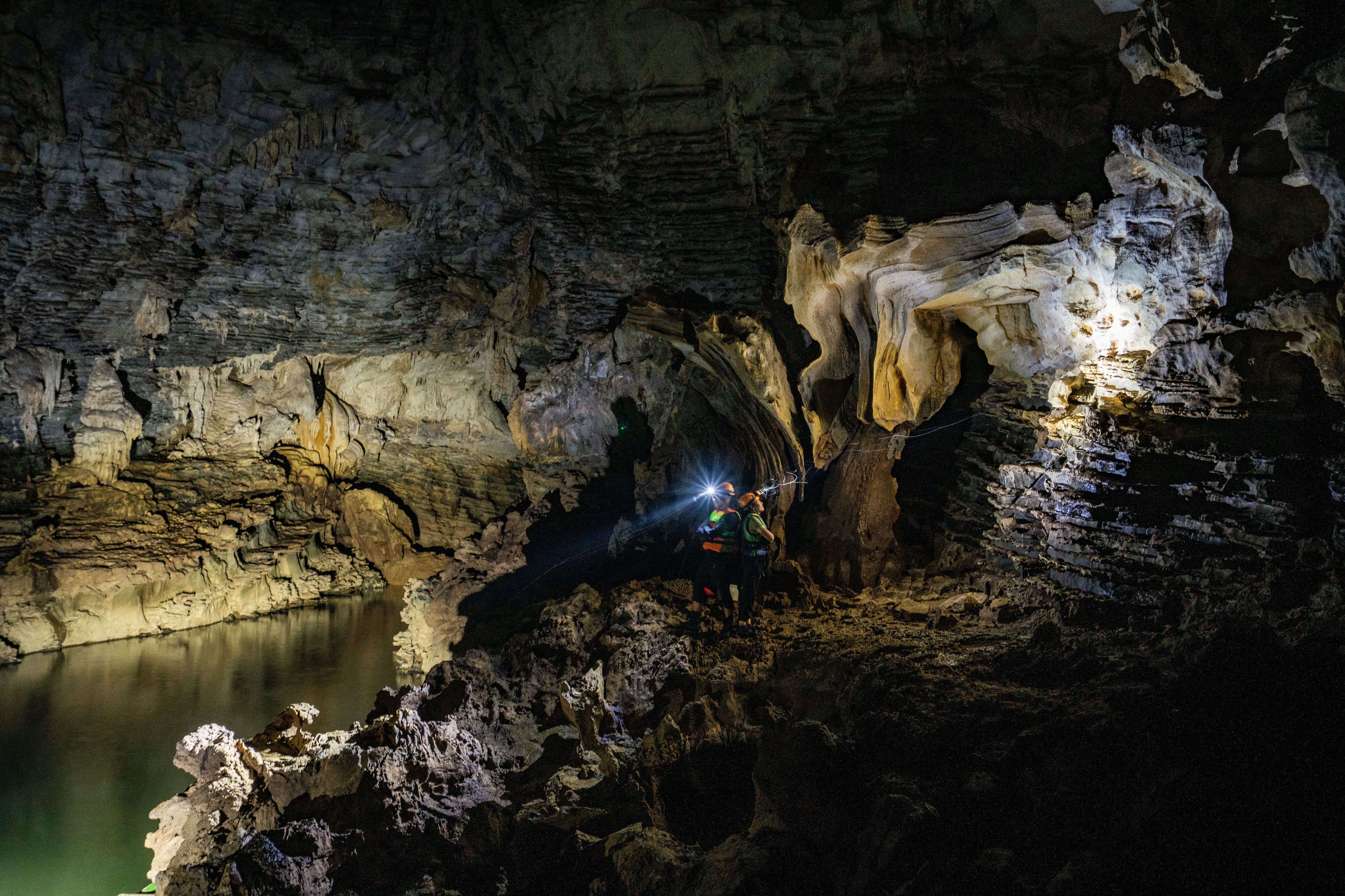 TSTtourist-quang-binh-canh-sac-hut-hon-khien-du-khach-chi-tien-trieu-de-an-hang-ngu-dong-8