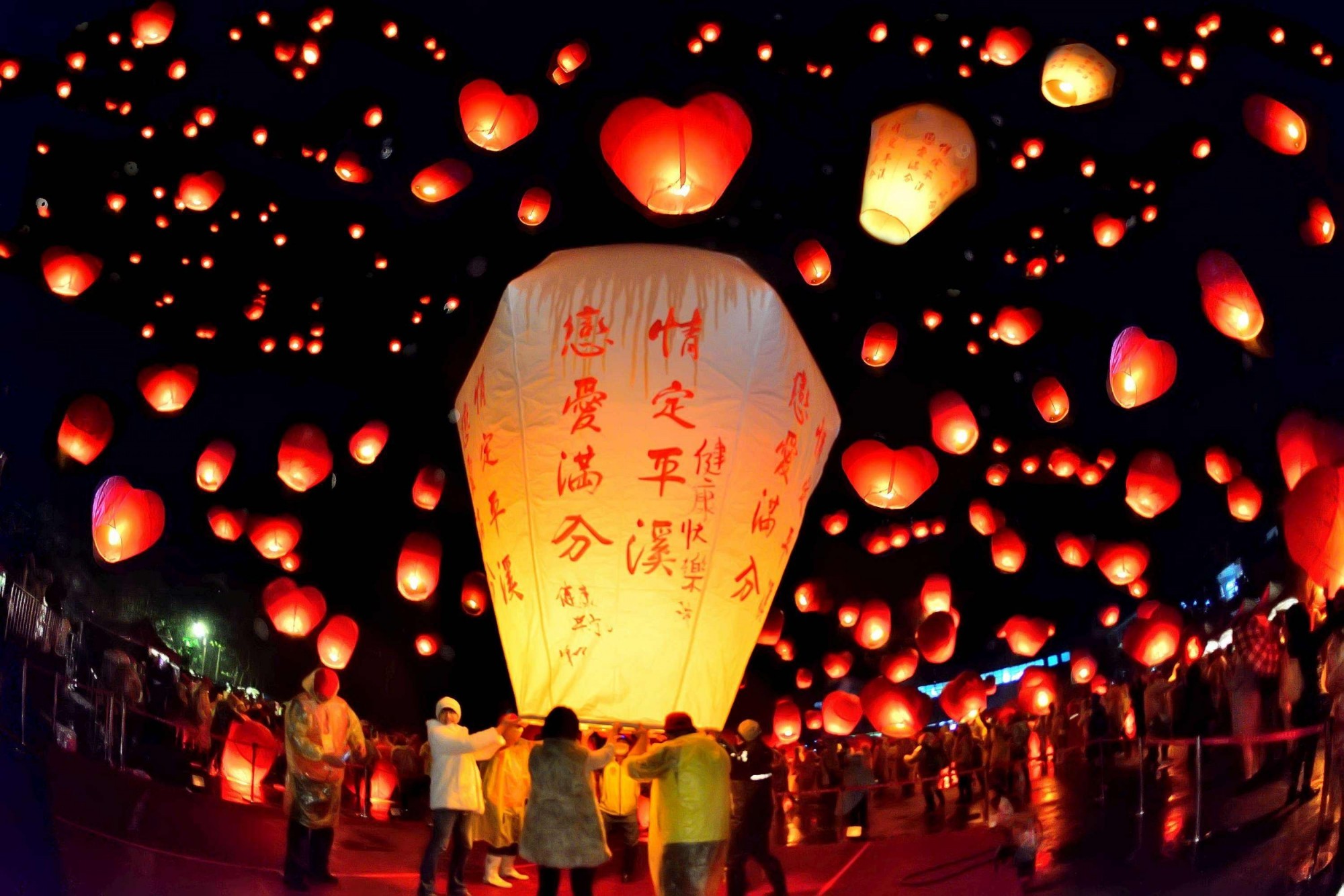 Truyền thống thả đèn lồng cầu nguyện vào ngày Tết Trung Thu ở Trung Quốc
