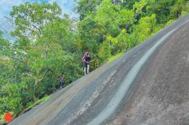 Dốc dựng đứng ít người biết trên đường lên núi Bà Đen