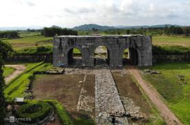 Ngôi đền thiêng thờ phiến đá in hình đầu người