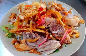 Quán gỏi vịt hơn 40 năm luôn đông khách