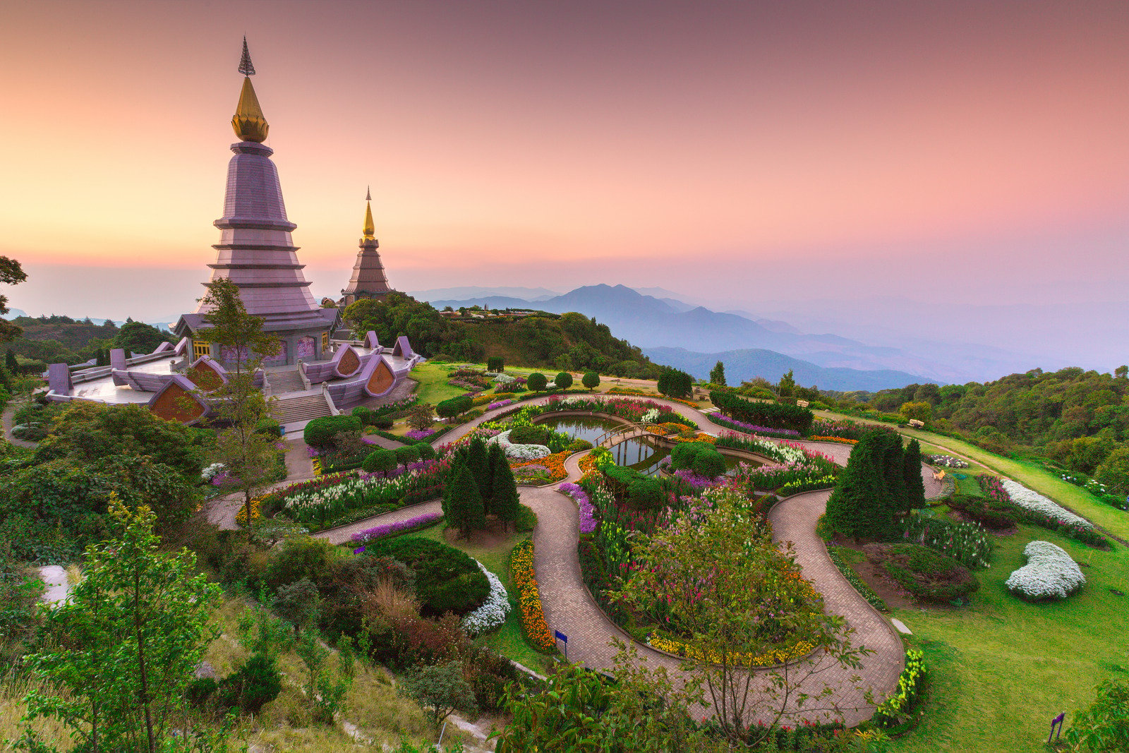 Bao quanh là những triền đồi và núi thoải, Chiang Mai sở hữu khí hậu mát mẻ, dễ chịu với thảm thực vật xanh tốt quanh năm