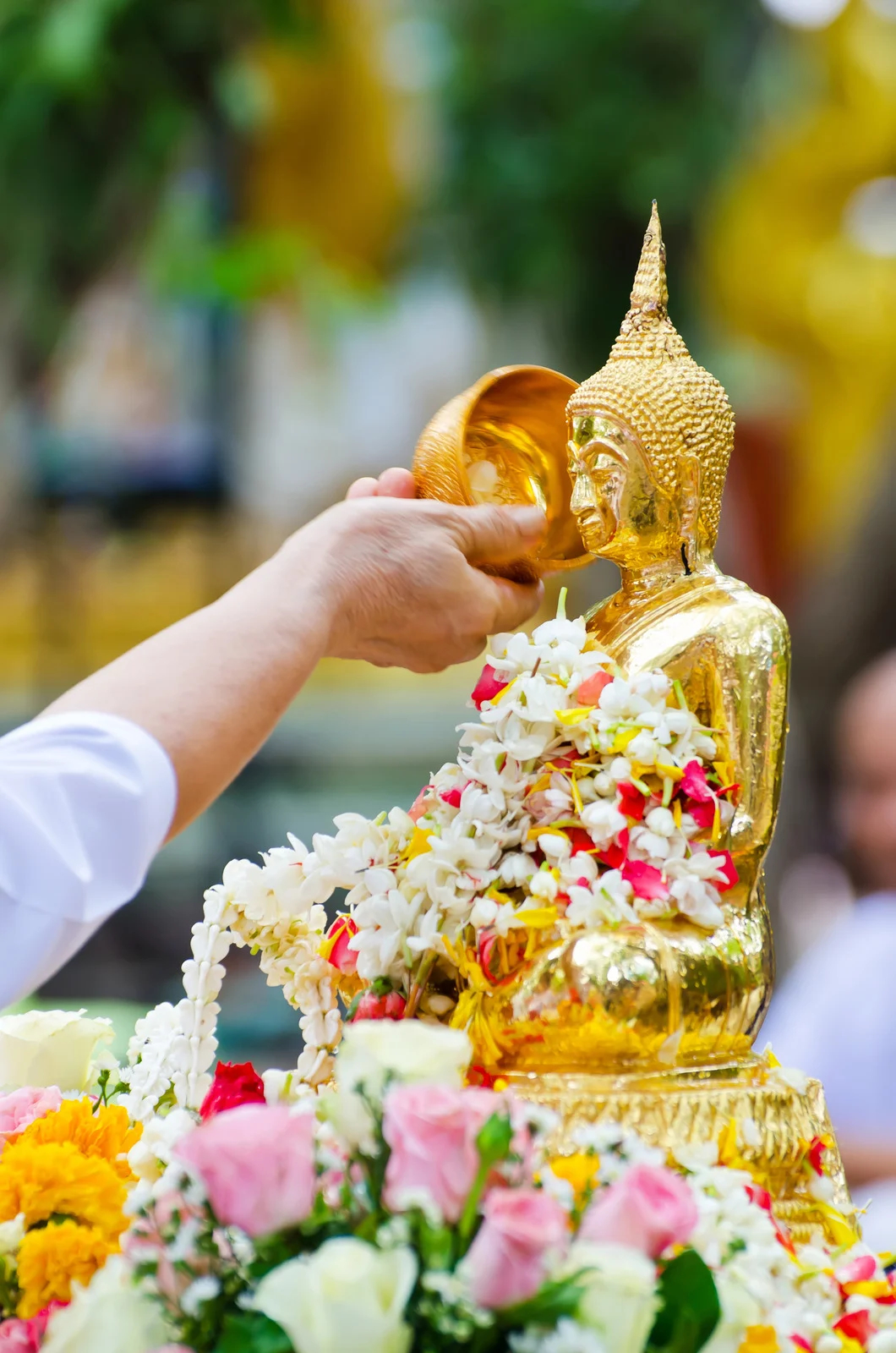 Tắm Phật và té nước để cầu may mắn là phong tục truyền thống trong ngày này