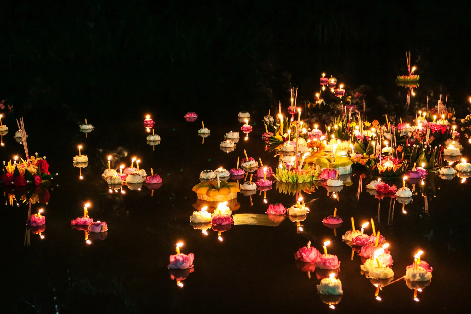Trên mỗi chiếc đèn hoa đăng, người ta sẽ cho đồ ăn, trầu cau, hoa, nhang, nến và tiền xu để dâng lên thần sông