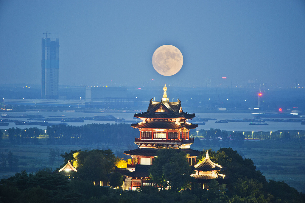Ánh trăng đêm Trung thu tròn vành vạch, biểu trưng cho sự may mắn