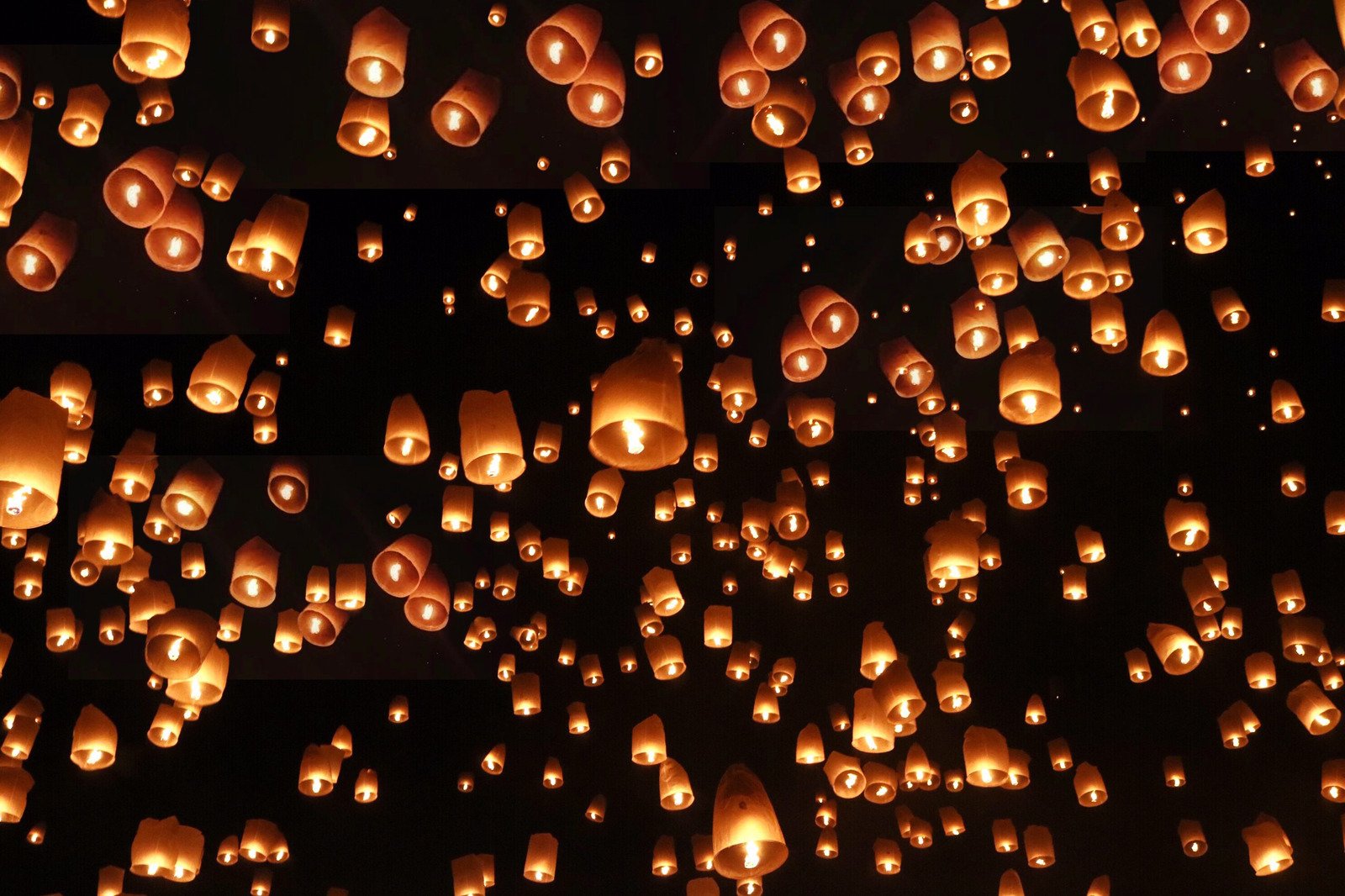 Bầu trời đêm Trung thu ở Trung Quốc rực sáng bằng những chiếc đèn lồng Khổng Minh
