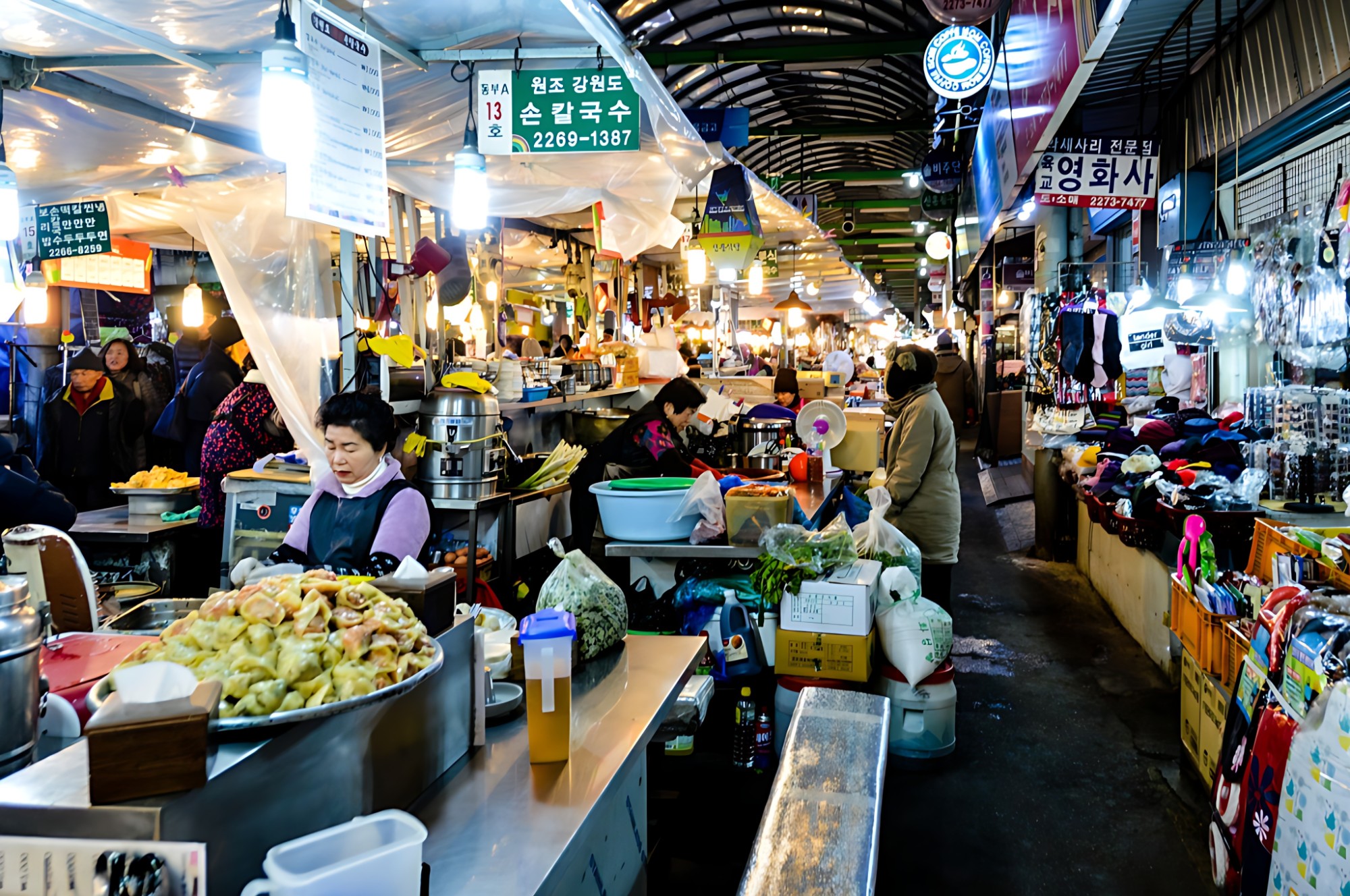 Du khách có thể mua được nhiều món quà truyền thống Hàn Quốc tại chợ Gwangjang