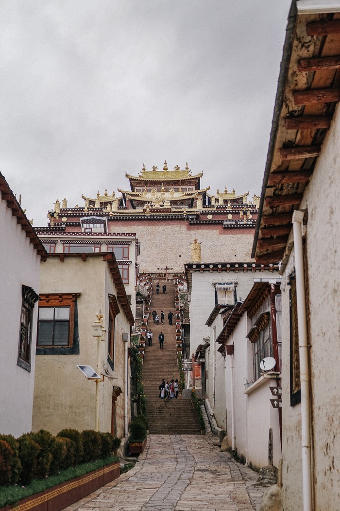 Hành lang 146 bậc dẫn đến nơi cầu nguyện chính của tu viện Tùng Tán Lâm