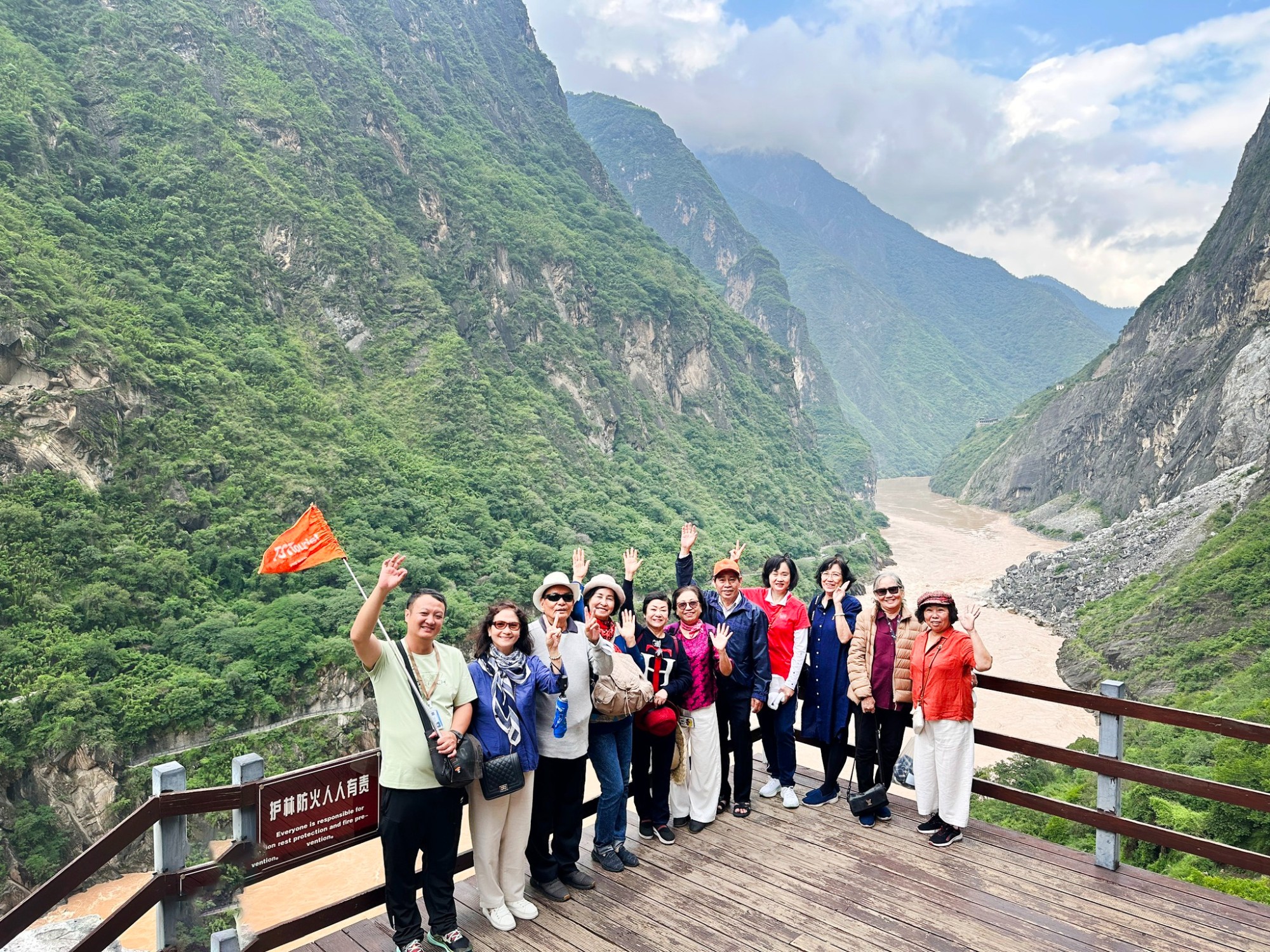 Đoàn khách TSTtourist trong tour Côn Minh - Lệ Giang - Shangri-La