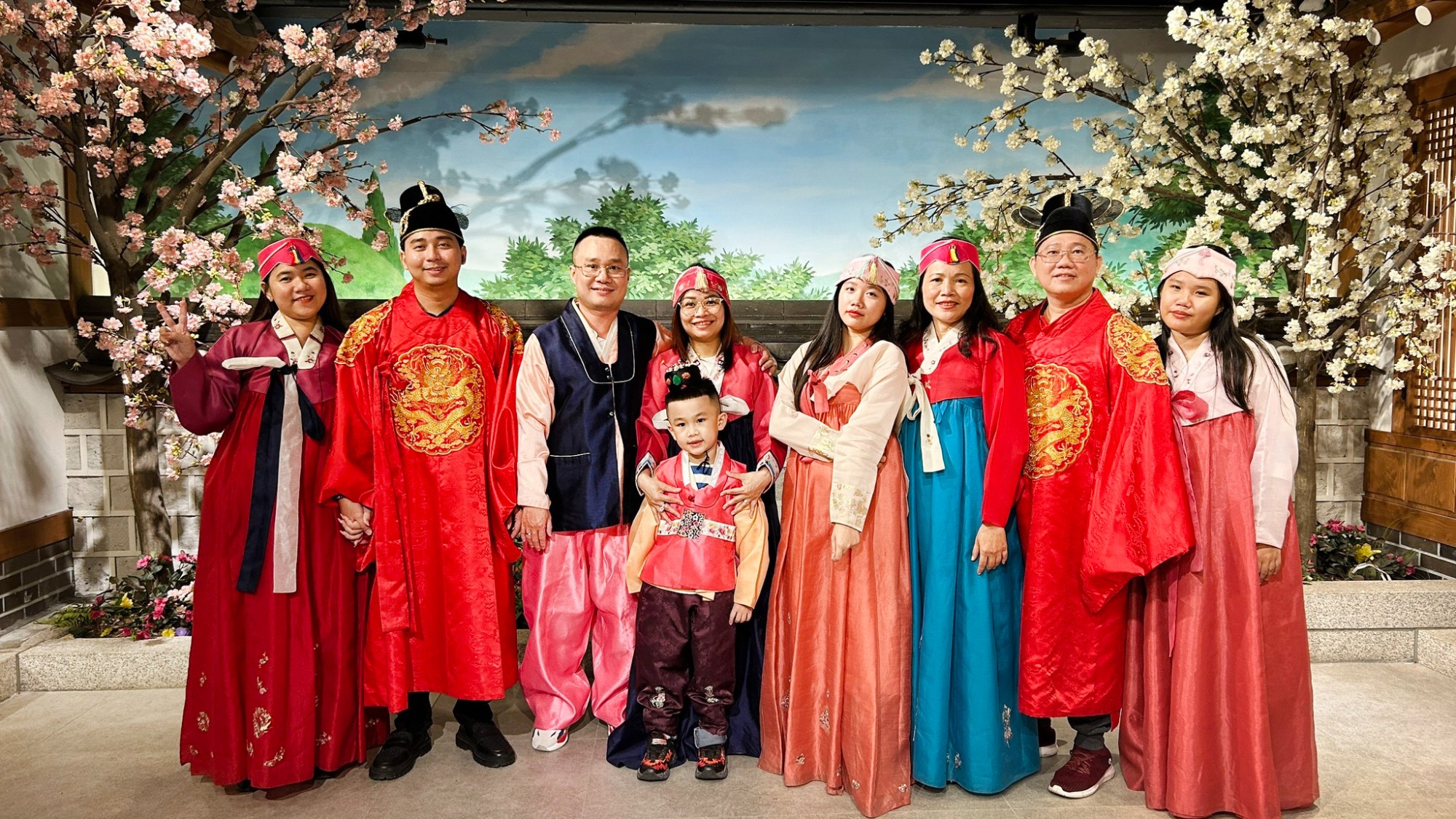 Du khách TSTtourist trải nghiệm mặc Hanbok trong tour du lịch Hàn Quốc