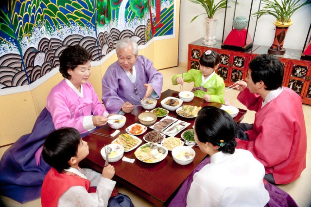  Người Hàn có rất nhiều nguyên tắc trong bữa ăn