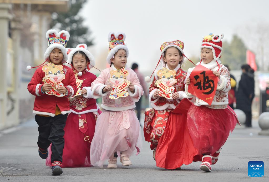 Người Trung Quốc còn lưu giữ khá nhiều phong tục truyền thống trong ngày Tết Nguyên đán