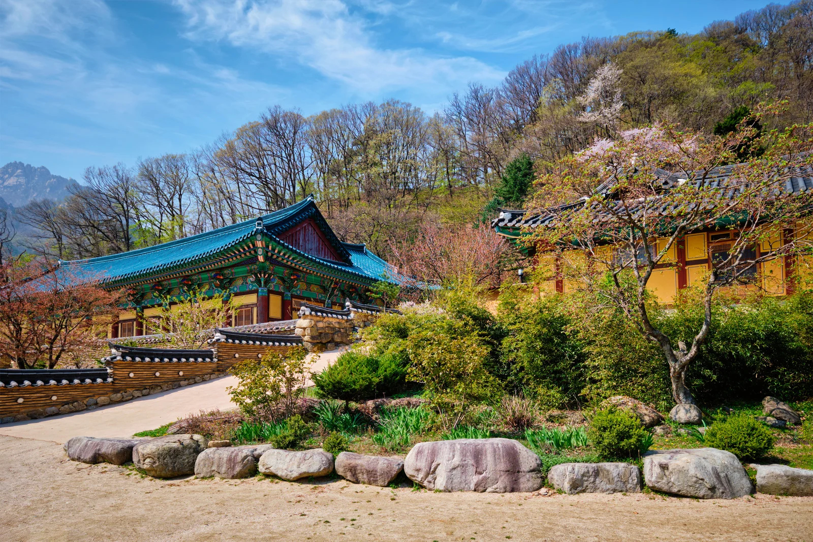 Đền Sinheungsa là điểm tham quan nổi tiếng tại Vườn Quốc gia Seoraksan