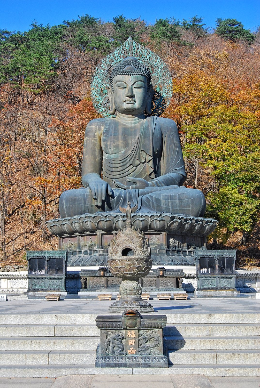 Tượng Phật khổng lồ suốt 4 mùa ngắm nhìn phong cảnh núi non tuyệt mỹ