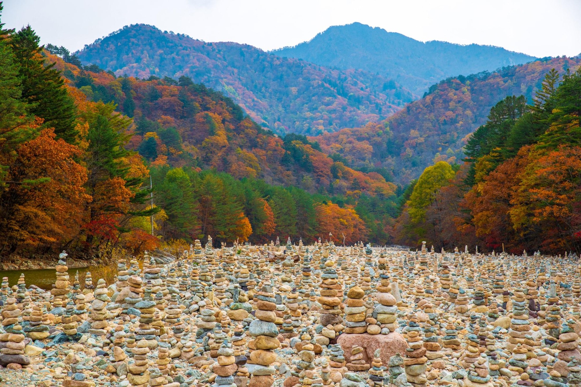 Đáy sông tại đền thiêng  Baekdamsa - nơi chứa đựng hàng triệu ngọn tháp điều ước làm từ đá