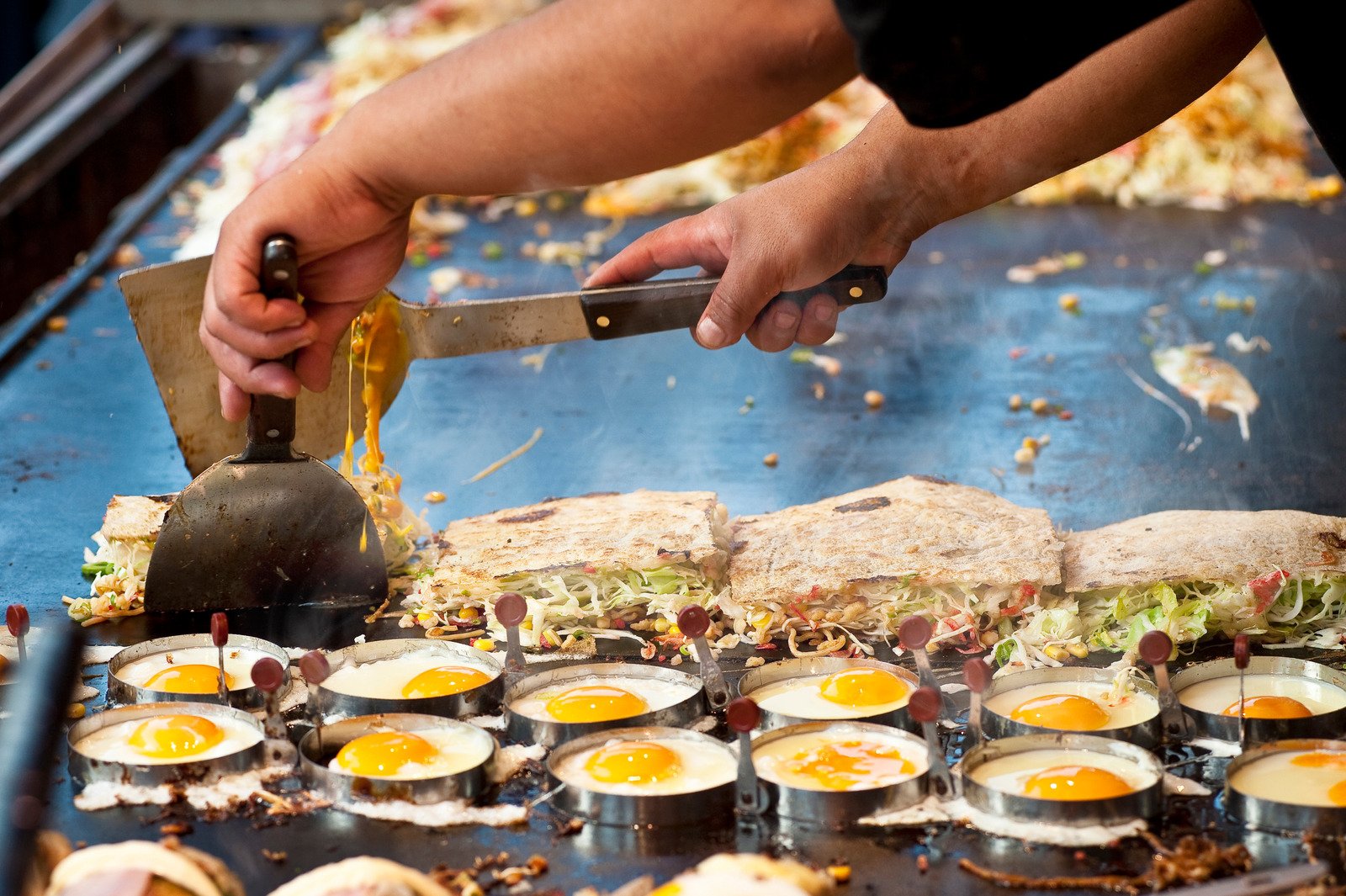 Du khách có thể quan sát quá trình làm món bánh xèo Okonomiyaki ngay trên đường phố Nhật Bản 