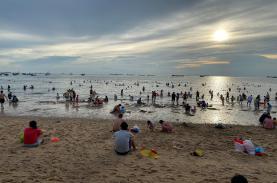 Bãi biển Vũng Tàu đông đúc ngày cuối tuần