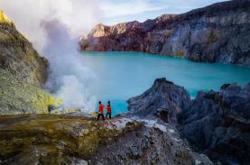 Vợ chồng Việt chinh phục núi lửa đang hoạt động