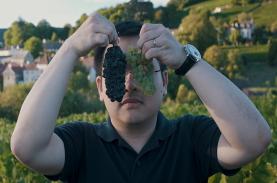 Vợ chồng Việt khám phá vùng rượu vang đắt nhất thế giới