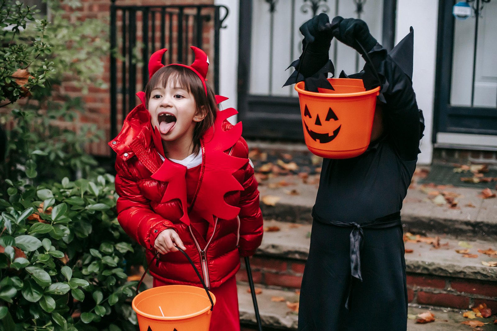 Những đứa trẻ thường sẽ cùng nhau chơi “trick or treat” trong ngày Halloween