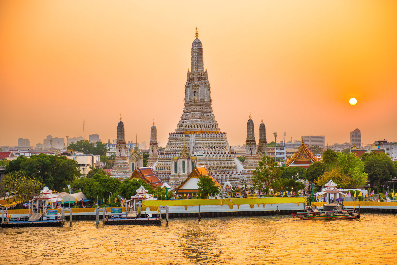 Chùa Bình Minh - Wat Arun có vé vào cổng là 100 baht (khoảng 68.000 VNĐ)
