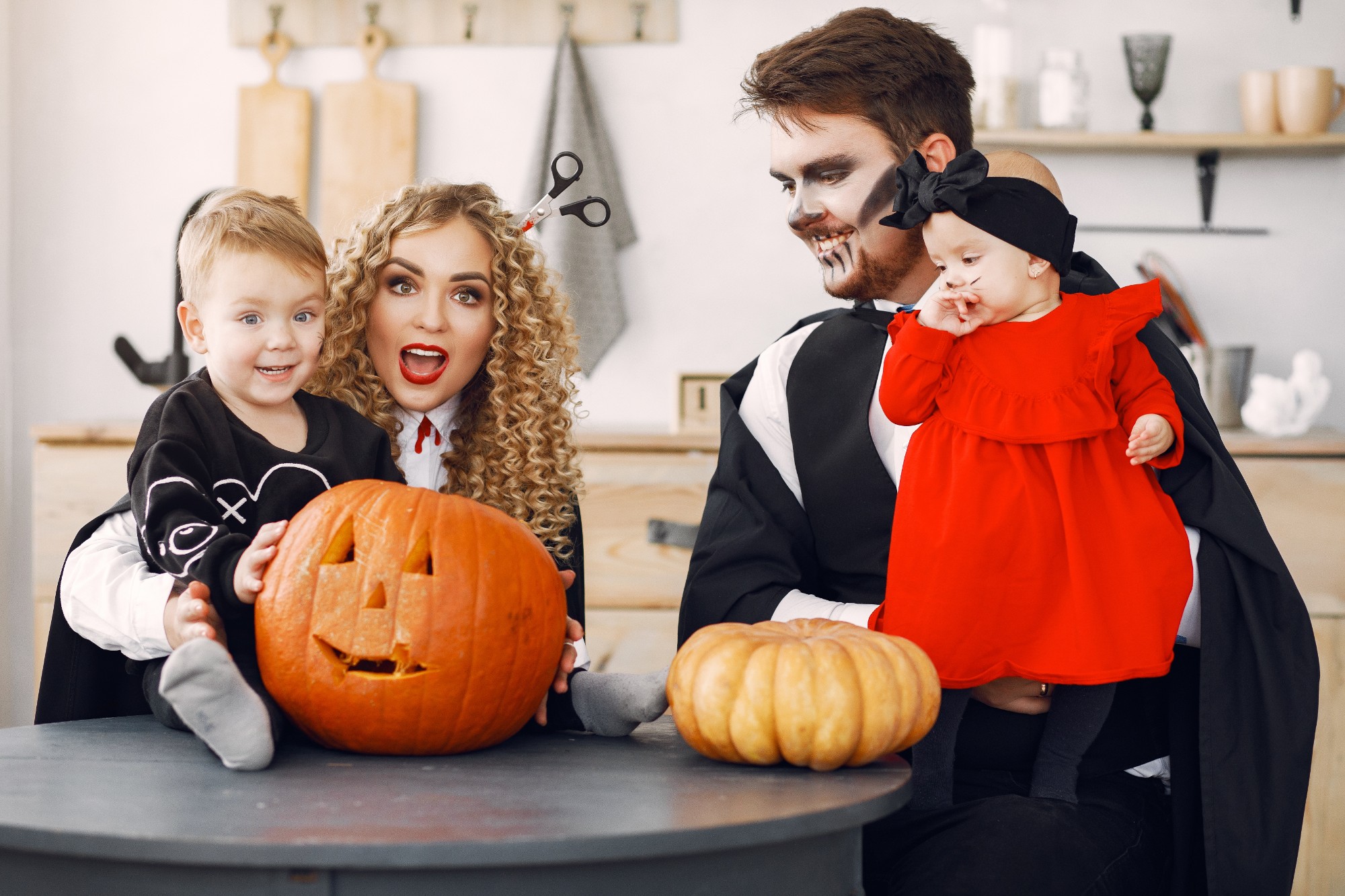 Những thành viên trong gia đình có thể cùng khắc bí ngô trong ngày Halloween