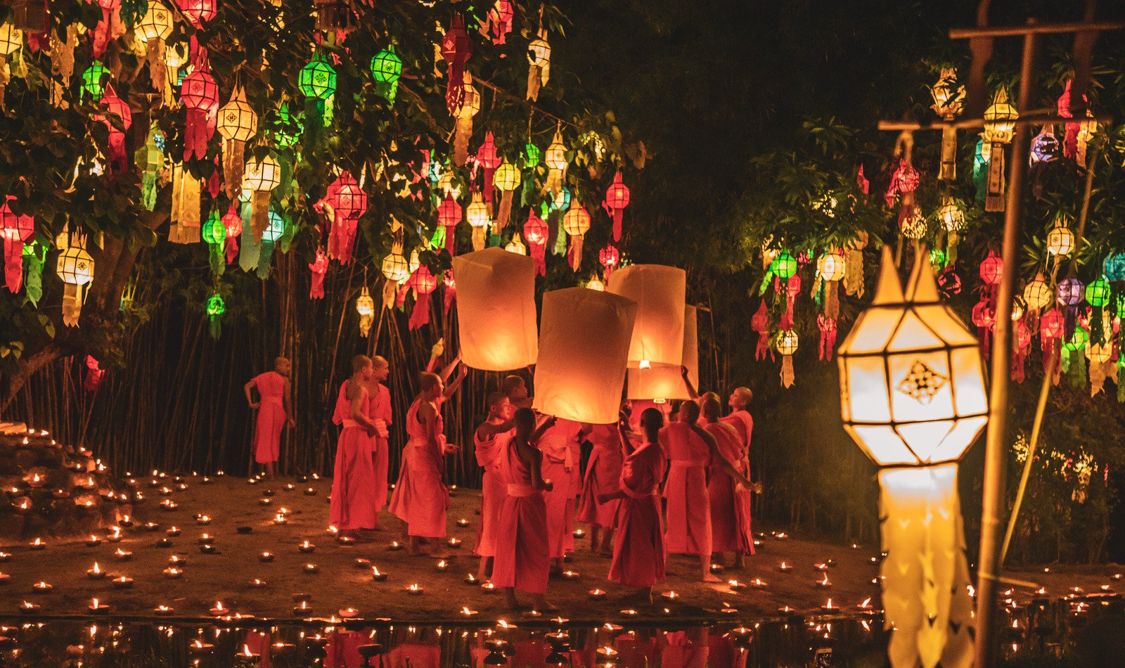 Từng chiếc đèn thả lên trời mang theo niềm tin to lớn của người dân vào Đức Phật