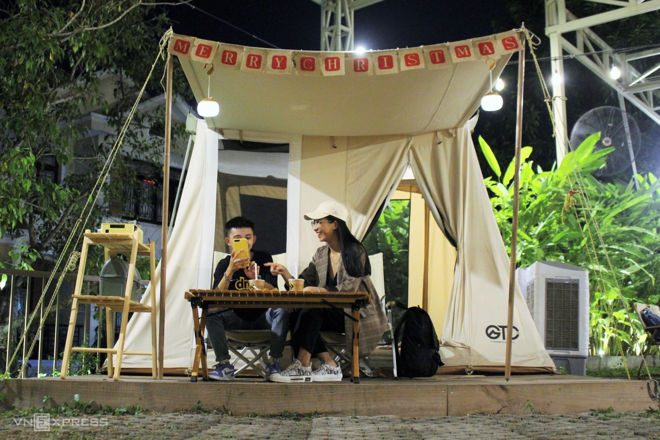 TSTtourist-quan-ca-phe-ket-hop-cam-trai-1