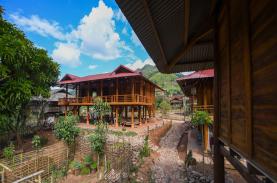 Du khách lên bản du lịch mới ở Điện Biên, khen cảnh đẹp như phim, mê món ăn người Thái