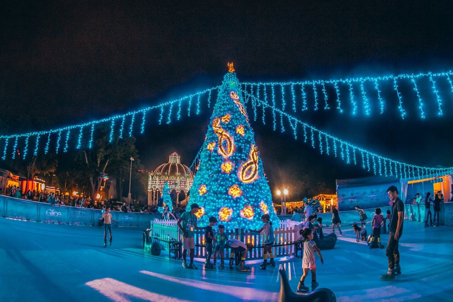 Không khí trang trí tất bật cho mùa Giáng sinh ở Singapore