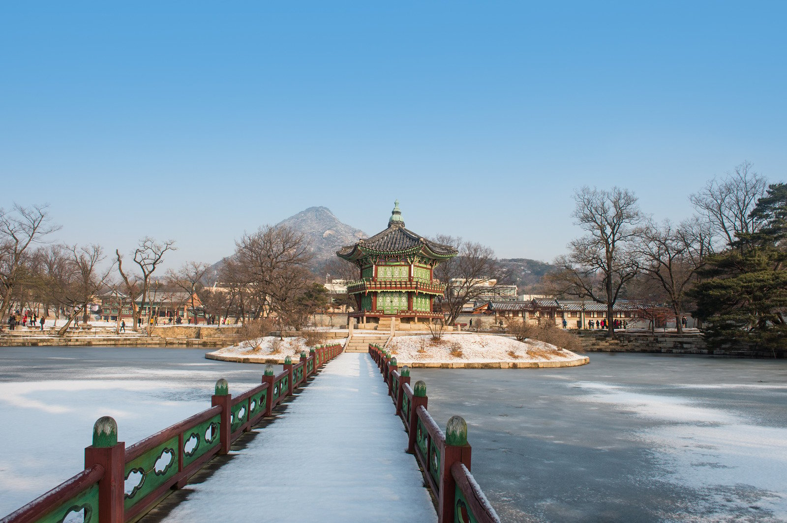 Vẻ đẹp trầm mặc trong tuyết trắng của cố cung Gyeongbokgung