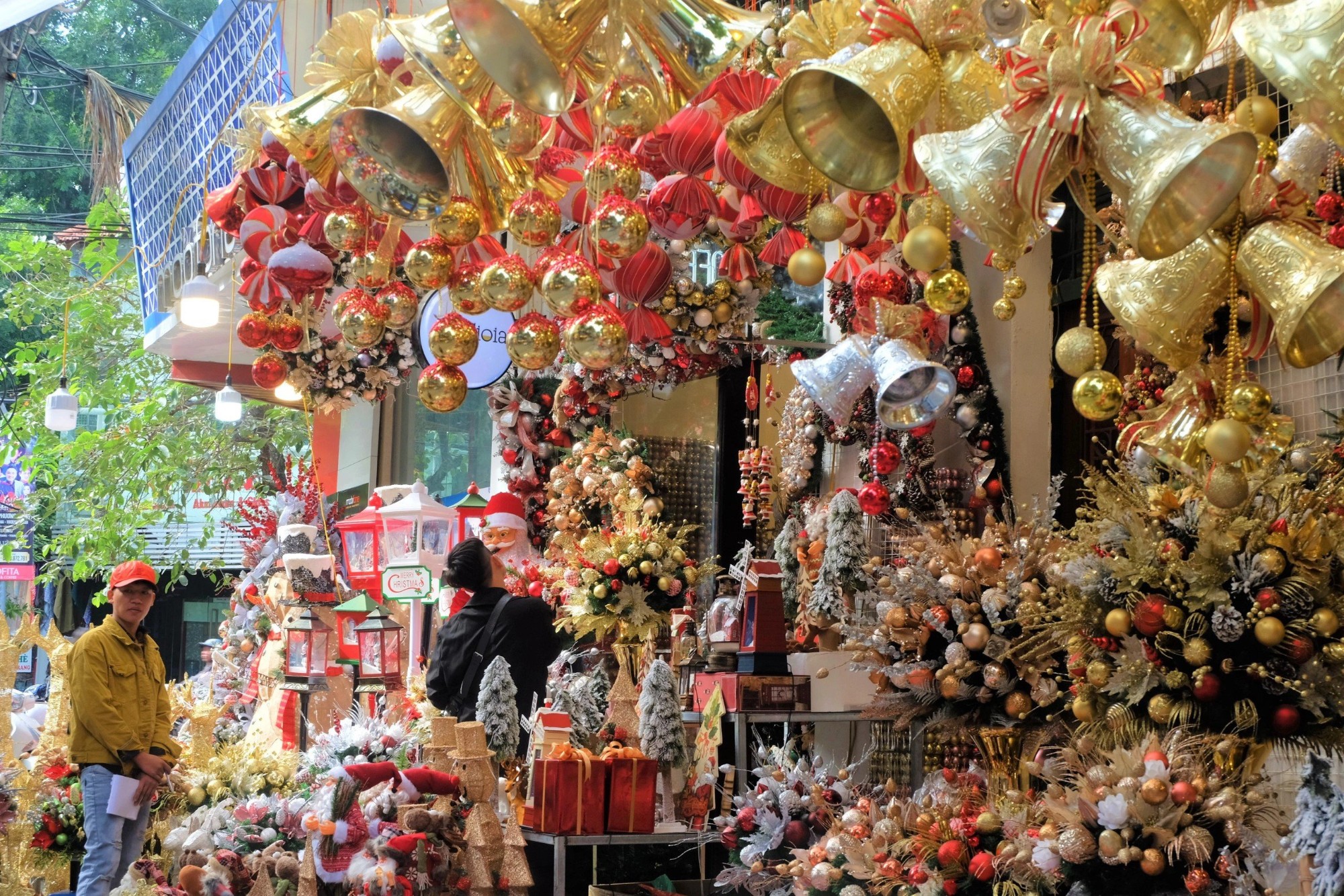 Chợ Giáng sinh đường Hải Thượng Lãn Ông với các mặt hàng đa dạng
