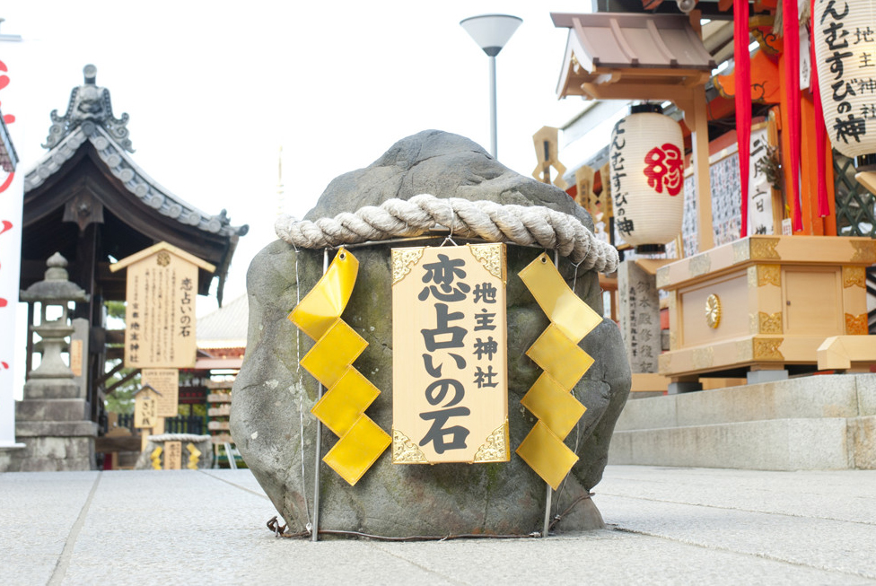 Hòn đá cầu duyên nổi tiếng trong đền ở Nhật Bản