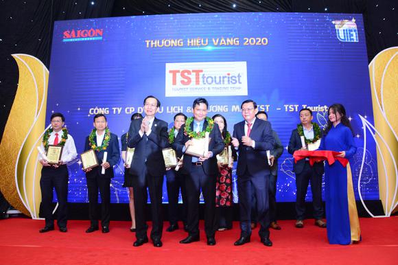 TST tourist vinh dự nhận giải thưởng Thương hiệu Việt yêu thích nhất 2020