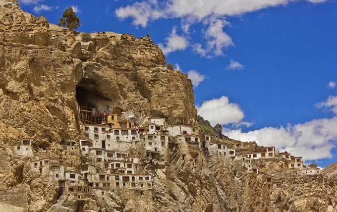 Tự viện cheo leo trên vách núi ở Ấn Độ