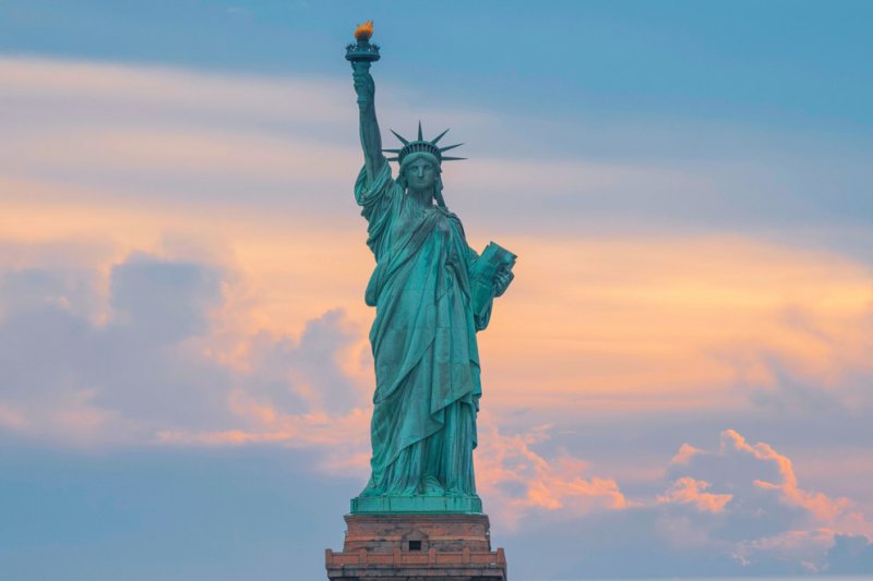 TST-tourist-statue-of-Liberty